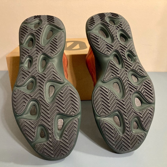 Yeezy 700 V3 Copper Fade - Size 13 - NEW main image 6